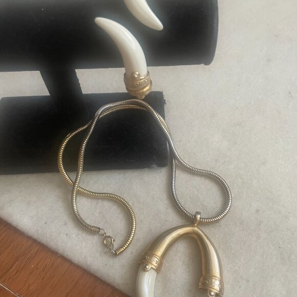 Vintage Kenneth Jay Lane RARE lucite tusk gold-tone spring bracelet - Picture 7 of 9